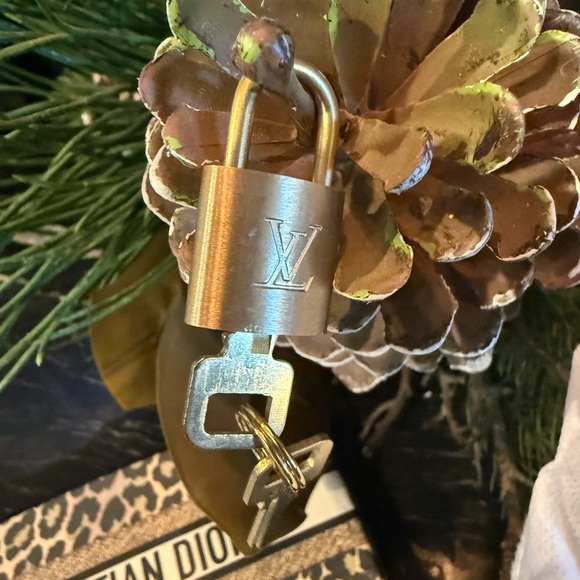 Authentic Louis Vuitton brass lock and key perfect for your Louis Vuitton set - Picture 1 of 5